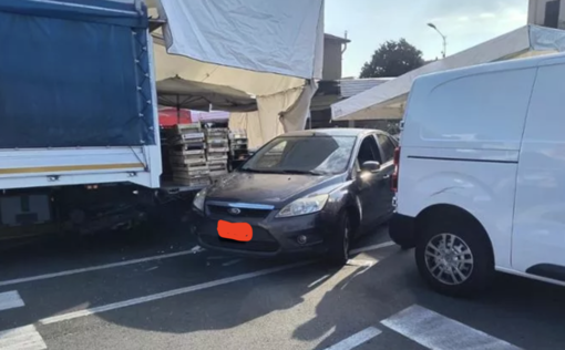 L'auto "impazzita" al mercato settimanale di intra (foto da Vconews.it) L'auto "impazzita" al mercato settimanale di intra (foto da Vconews.it)