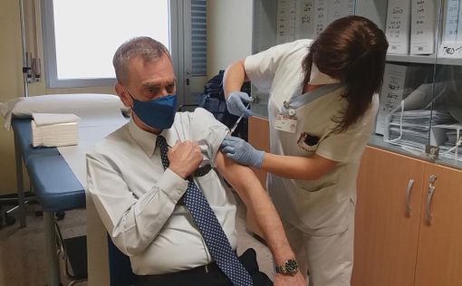 Il professor Paolo Grossi, direttore di Malattie Infettive dell'Asst Sette Laghi, si sottopone al vaccino contro il Coronavirus Il professor Paolo Grossi, direttore di Malattie Infettive dell'Asst Sette Laghi, si sottopone al vaccino contro il Coronavirus