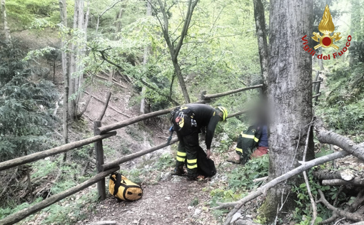 Infortunio nei boschi di Velate: elicottero dei vigili del fuoco in volo per soccorrere una ragazza
