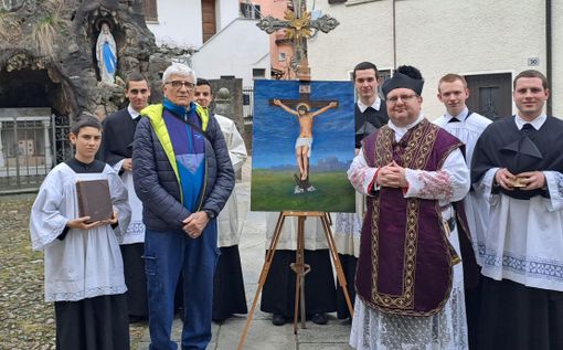 L'artista Norberto Anelli con il suo Cristo In Croce alla benedizione presso la chiesa di Brusimpiano