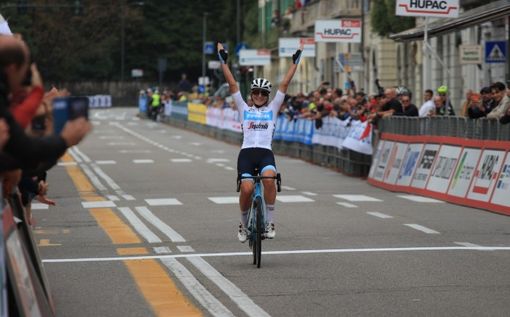 Elisa Longo Borghini esulta in via Sacco nel 2022