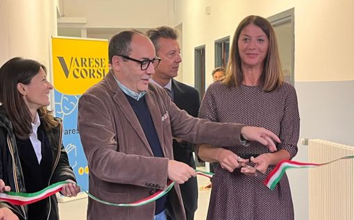 Il vicesindaco Persuin e l'assessore Laforgia inaugurano il nuovo hub di Varese Corsi a Calcinate Il vicesindaco Persuin e l'assessore Laforgia inaugurano il nuovo hub di Varese Corsi a Calcinate