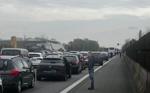 FOTO. Traffico in tilt in A8 dopo l'incidente, automobilisti bloccati: «Aspettiamo da quasi due ore» FOTO. Traffico in tilt in A8 dopo l'incidente, automobilisti bloccati: «Aspettiamo da quasi due ore»