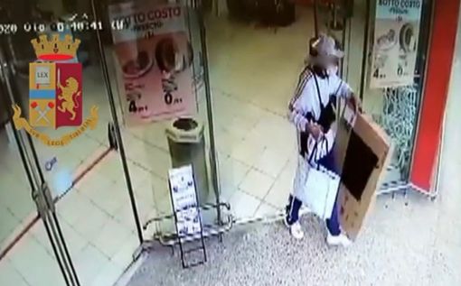 Esce dal supermercato con il televisore rubato sotto il braccio: scoperto e denunciato