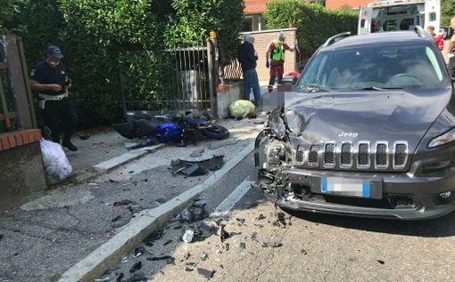 Scontro tra un'auto e una moto in via Campigli, ferito motociclista di 16 anni