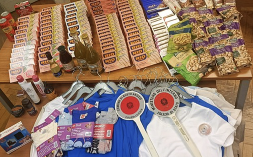 In sei fanno incetta di merce al supermercato senza pagare: quattro di loro presi dalla polizia In sei fanno incetta di merce al supermercato senza pagare: quattro di loro presi dalla polizia