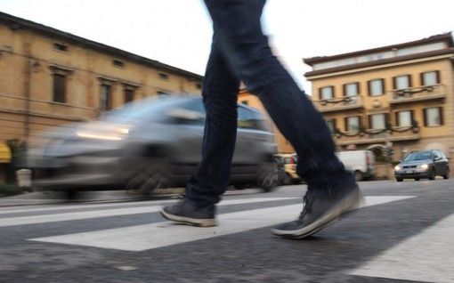 Nuovo Codice della strada, stretta sui pedoni: multa da 75 euro per chi attraversa guardando lo smartphone Nuovo Codice della strada, stretta sui pedoni: multa da 75 euro per chi attraversa guardando lo smartphone