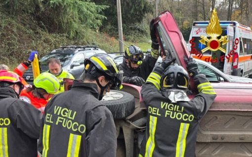 Le immagini dell'incidente di Solbiate Arno dove un'auto si è ribaltata