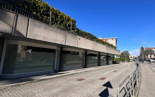 L'edificio che si affaccia su viale Borri che ha ospitato per quarant'anni fino al 2018 Maconi e poi Barazzoni L'edificio che si affaccia su viale Borri che ha ospitato per quarant'anni fino al 2018 Maconi e poi Barazzoni