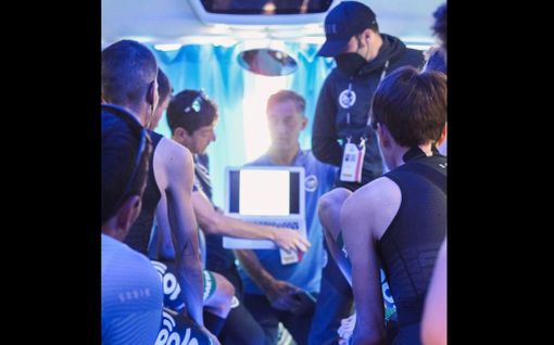 Riunione tecnica sul pullman della Eolo-Kometa Riunione tecnica sul pullman della Eolo-Kometa