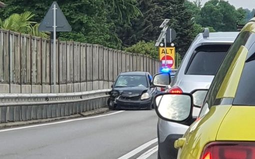 Auto sbanda sul raccordo: un ferito e traffico in tilt in ingresso a Varese