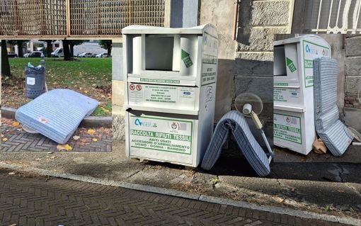 Le diverse &quot;sistemazioni&quot; del materasso e del ventilatore in piazza XXV Aprile