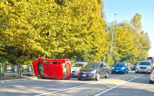 Auto si ribalta: paura alla rotonda della Schiranna