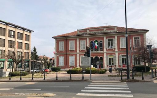 L'edificio in piazza De Gasperi che ospita sala consiliare, uffici postali e biblioteca comunale L'edificio in piazza De Gasperi che ospita sala consiliare, uffici postali e biblioteca comunale