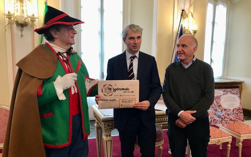 Da sinistra: Pin Girometta (Lori Baraldi), il sindaco Davide Galimberti e il regiù Luca Broggini