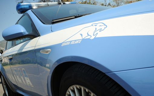 Ruba merce dal supermercato, poi fugge colpendo una commessa: 32enne denunciato