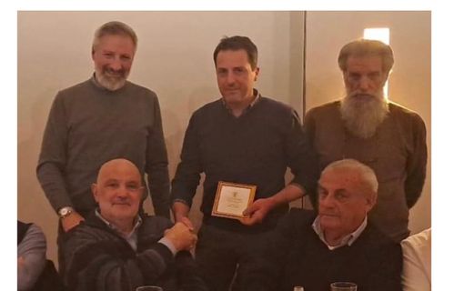 Momenti felici: la festa di Natale con la riconoscenza espressa a Mauro (foto per cortesia dell'assessore Moretti)