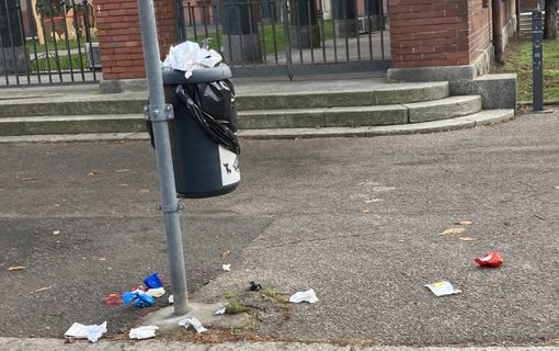 Un cestino in viale Alfieri spesso nel mirino degli incivili