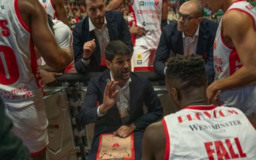 Herman Mandole, coach della Openjobmetis Varese, durante un timeout (foto Fabio Averna) Herman Mandole, coach della Openjobmetis Varese, durante un timeout (foto Fabio Averna)