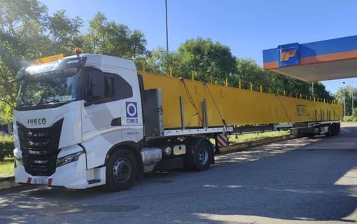 Trasporto eccezionale lungo 40 metri e pesante 42 tonnellate Trasporto eccezionale lungo 40 metri e pesante 42 tonnellate