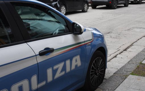 Varese, non si ferma all'alt della polizia in via Peschiera: trovato con cinque panetti di hashish