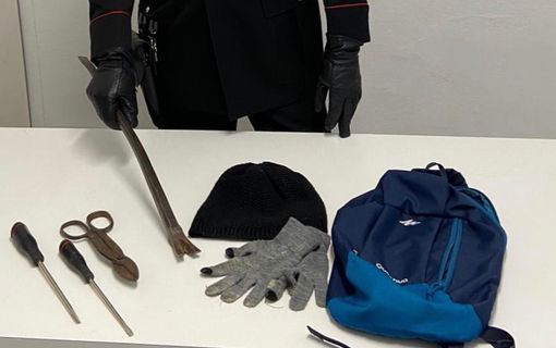 Induno Olona, tenta di introdursi in un'abitazione: straniero trovato con attrezzi da scasso e denunciato Induno Olona, tenta di introdursi in un'abitazione: straniero trovato con attrezzi da scasso e denunciato