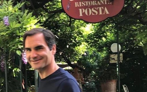 Roger Federer sorride mentre si sposta per pranzo a Carona (foto tratta dalla pagina Facebook del ristorante Posta) Roger Federer sorride mentre si sposta per pranzo a Carona (foto tratta dalla pagina Facebook del ristorante Posta)