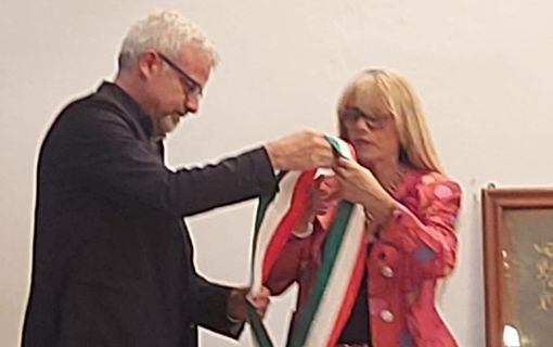 Il nuovo sindaco di Ispra Rina Di Spirito indossa la fascia tricolore