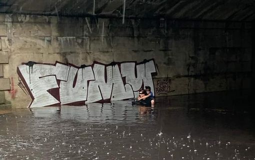 La donna che ha attraversato il sottopasso allagato, abbandonando un veicolo ormai inservibile La donna che ha attraversato il sottopasso allagato, abbandonando un veicolo ormai inservibile