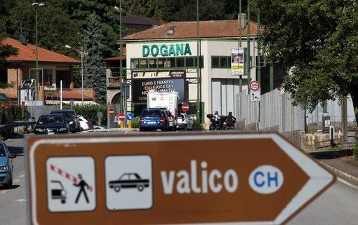 Per attraversare la dogana i frontalieri italiani non devono esibire il green pass Per attraversare la dogana i frontalieri italiani non devono esibire il green pass