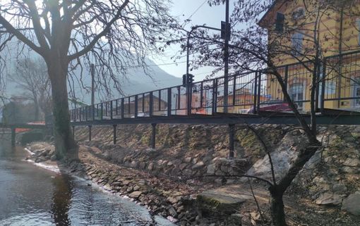Prende sempre più forma la nuova passerella sul lungolago (foto Comune di Porto Ceresio)