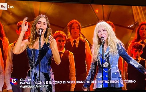 Clara duetta con Ivana Spagna sul palco di Sanremo. Fischi dall'Ariston a Geolier con il medley “Strade” che trionfa nella serata dei duetti