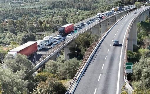 Controesodo del 25 Aprile dalla Liguria: sulla A10 tutti in coda dal pomeriggio Controesodo del 25 Aprile dalla Liguria: sulla A10 tutti in coda dal pomeriggio