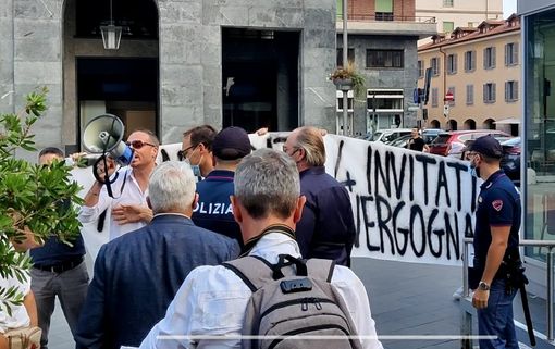 VIDEO. Protesta dei candidati sindaco esclusi dal confronto di Aime, ma l'associazione li invita sul palco VIDEO. Protesta dei candidati sindaco esclusi dal confronto di Aime, ma l'associazione li invita sul palco
