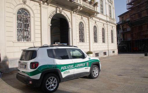 Finge di essere un agente e minaccia i clienti di un bar con una sedia: fermato in centro a Domodossola