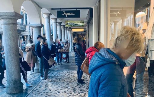 Stefanel svende tutto, coda fuori dal negozio e lungo corso Matteotti