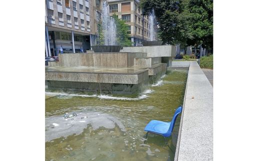 IL RACCONTO.  Metti una sedia nella fontana: sogno (o incubo) di una giornata di mezz'estate a Busto Beach