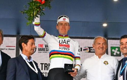 Tadej Pogacar sul podio; alla sua sinistra Renzo Oldani Tadej Pogacar sul podio; alla sua sinistra Renzo Oldani