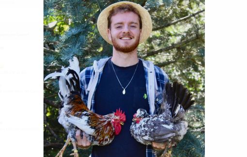 Nicolò Pitino allevatore di Monvalle con alcuni esemplari di galline e anatre rare