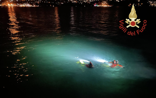 FOTO. Auto sfonda il parapetto e si inabissa nel lago di Como: morte due persone FOTO. Auto sfonda il parapetto e si inabissa nel lago di Como: morte due persone