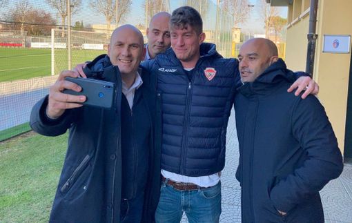 Il saluto a Jacopo Copreni (al centro) da parte di Stefano Pertile, del ds Gianni Califano, dell'addetto stampa Vincenzo Basso e di tutti noi