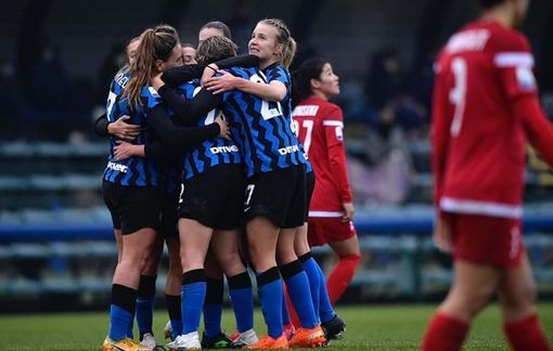 L'abbraccio delle nerazzurre, a segno contro San Marino (foto figc.it) L'abbraccio delle nerazzurre, a segno contro San Marino (foto figc.it)