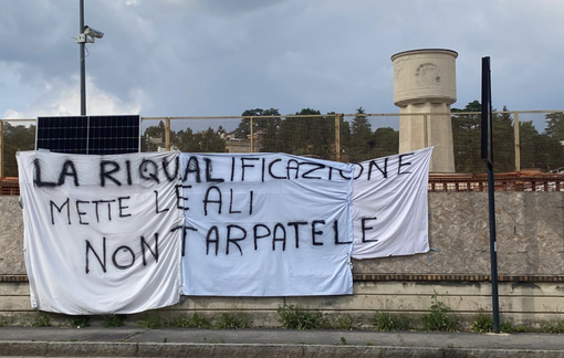 Lo striscione dei residenti affisso sulle macerie dell'ex Aermacchi dopo lo stop ai lavori