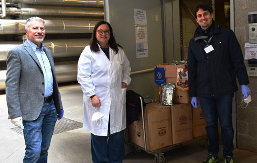 La consegna delle tute protettive destinate al Circolo alla Farmacia dell’Ospedale (da sinistra Matteo Casali, la dottoressa Anna Malesci e Alberto Ciatti)