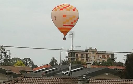 La mongolfiera avvistata a Vedano Olona (foto pubblicata da un utente su "Sei di Vedano Olona se")