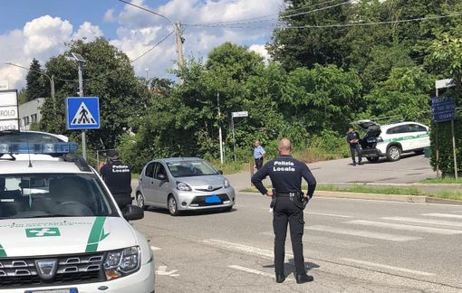 I controlli della polizia locale (foto dalla pagina Facebook di Marchirolo in Azione) I controlli della polizia locale (foto dalla pagina Facebook di Marchirolo in Azione)