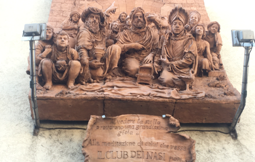 Il bassorilievo posato dal Club dei Nasi nel 1997