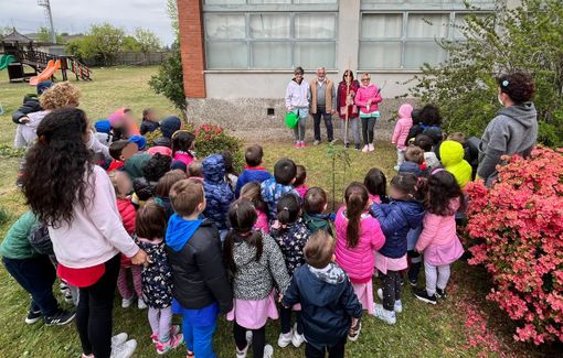 Una Paulownia per la scuola dell’infanzia Beata Giuliana. A metterla a dimora è il consigliere all’ecologia