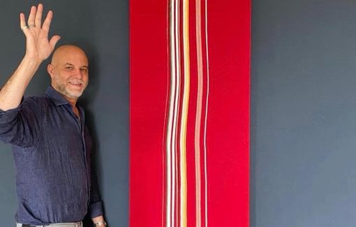 Max Frattini con un'opera di suo papà, Vittore Frattini