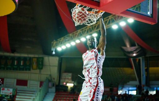 Tazé Moore in azione nell'amichevole contro Reggio Emilia (foto Fabio Averna) Tazé Moore in azione nell'amichevole contro Reggio Emilia (foto Fabio Averna)